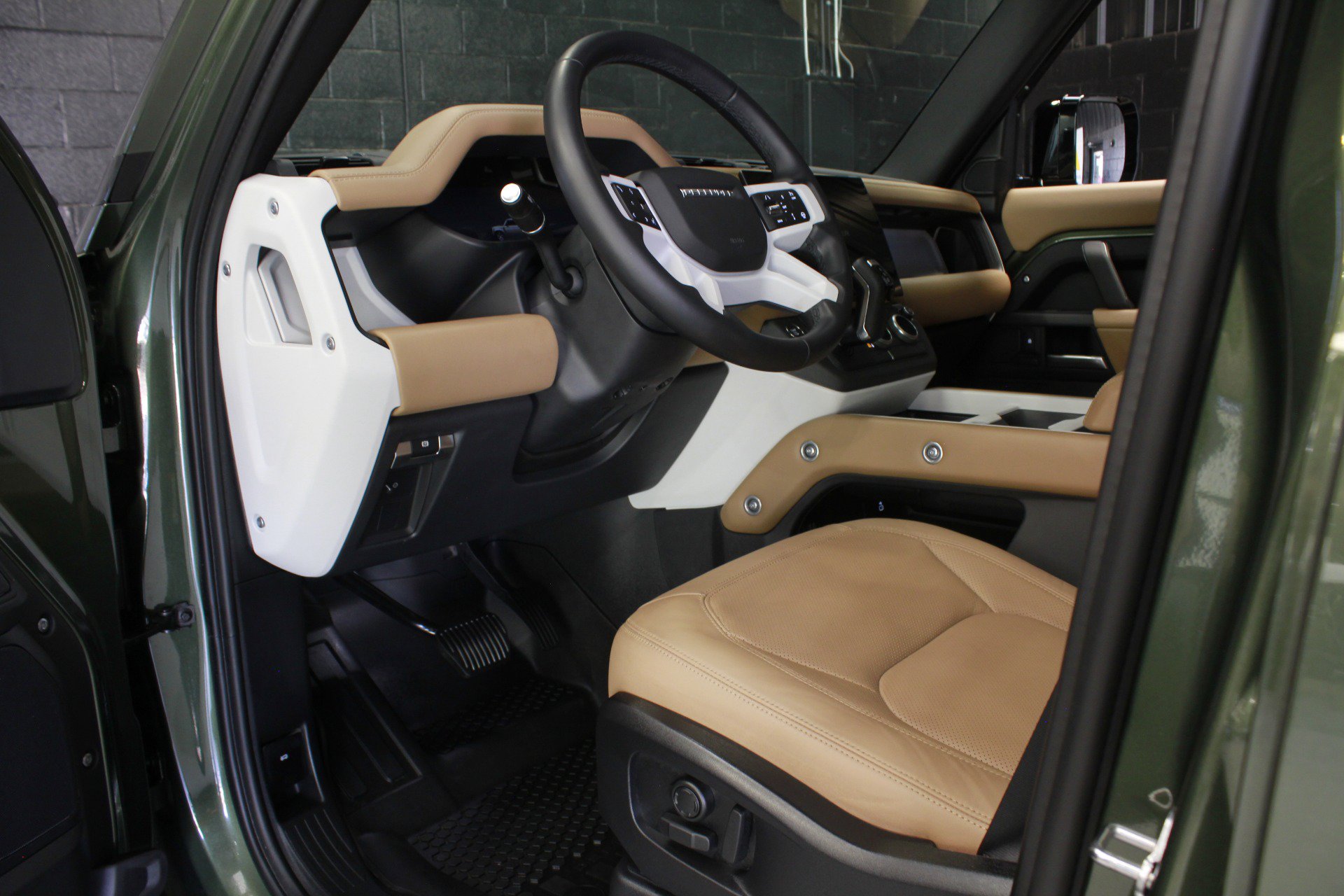 Used 2026 Land Rover Defender 110 X-Dynamic SE AWD/4WD image 38