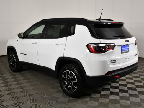 Used 2024 Jeep Compass Trailhawk w/ Trailhawk Convenience Group AWD/4WD image 8