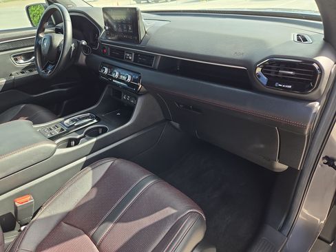 Used 2025 Honda Pilot Black Edition image 33