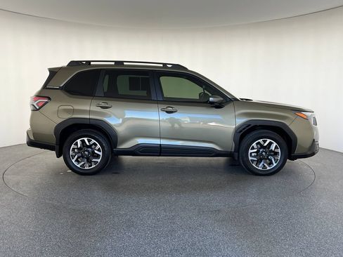 Certified 2025 Subaru Forester Premium AWD/4WD image 2