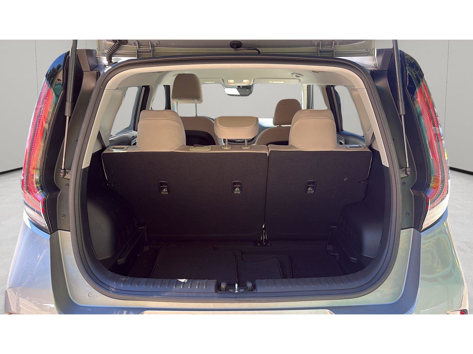 Used 2025 Kia Soul LX w/ LX Technology Package FWD image 12