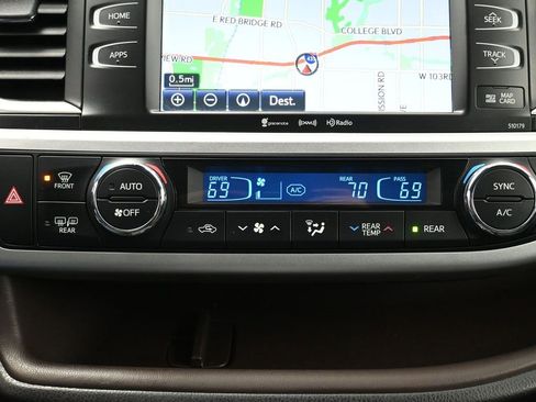 Used 2018 Toyota Highlander XLE image 17