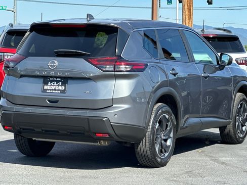 Used 2025 Nissan Rogue SV AWD/4WD image 4