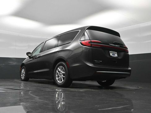 Used 2023 Chrysler Pacifica Touring-L FWD image 55