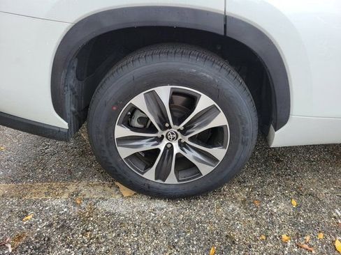 Used 2022 Toyota Highlander XLE FWD image 7