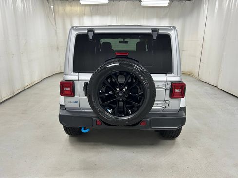 Used 2022 Jeep Wrangler Unlimited Sahara AWD/4WD image 6