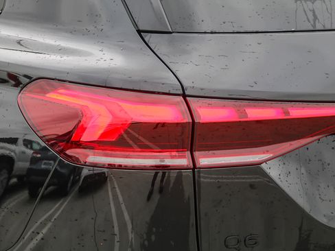 Used 2025 Audi Q6 e-tron Premium w/ Convenience Package image 9