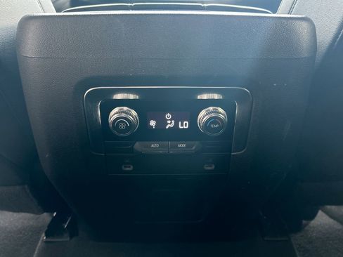 Used 2024 GMC Yukon SLT RWD image 40