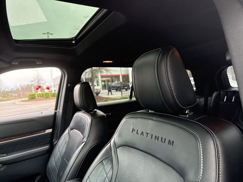Used 2018 Ford Explorer Platinum image 8