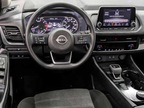 Used 2024 Nissan Rogue SV image 4