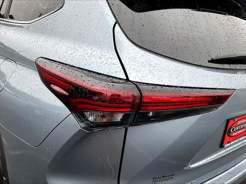 Used 2024 Toyota Highlander XLE FWD image 29