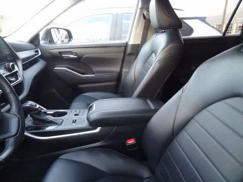 Used 2023 Toyota Highlander XLE image 5