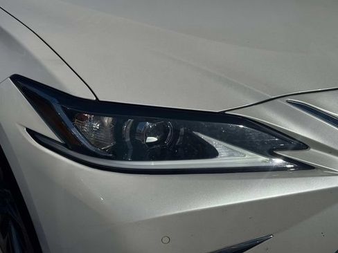 Used 2024 Lexus ES 300h w/ Luxury Package FWD image 12