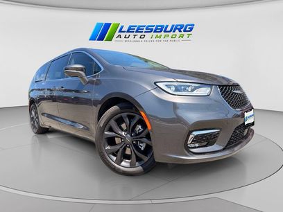 Used 2022 Chrysler Pacifica Touring-L w/ Uconnect Theater Family Group