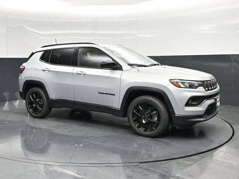 Used 2026 Jeep Compass Latitude AWD/4WD image 3