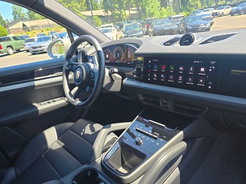 Used 2025 Porsche Cayenne S AWD/4WD image 10