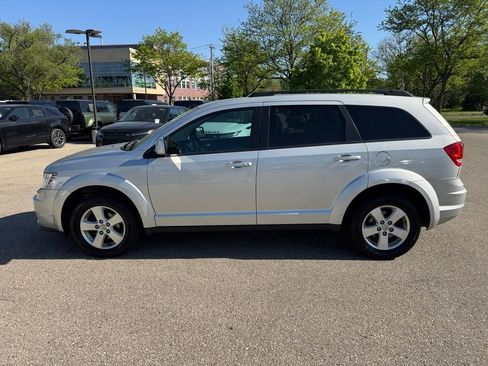Used 2011 Dodge Journey Mainstreet w/ Popular Equipment Group FWD image 2