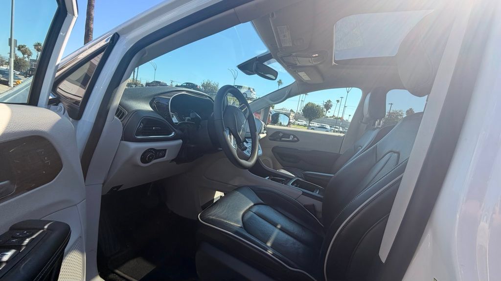 Used 2023 Chrysler Pacifica Limited FWD image 6
