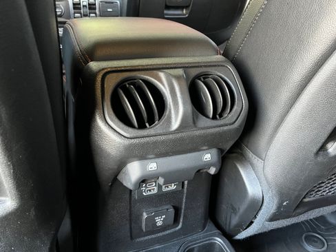 Used 2020 Jeep Gladiator Rubicon AWD/4WD image 32