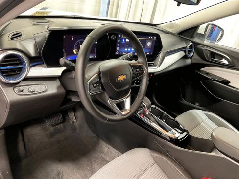 Used 2025 Chevrolet Trax LT w/ LT Convenience Package image 8