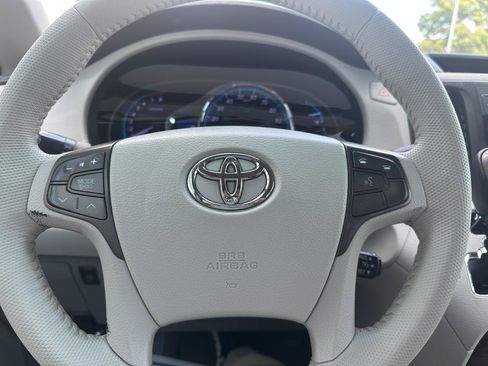 Used 2012 Toyota Sienna XLE FWD image 8