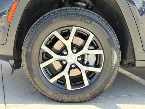 Used 2024 Jeep Grand Cherokee Limited AWD/4WD image 9