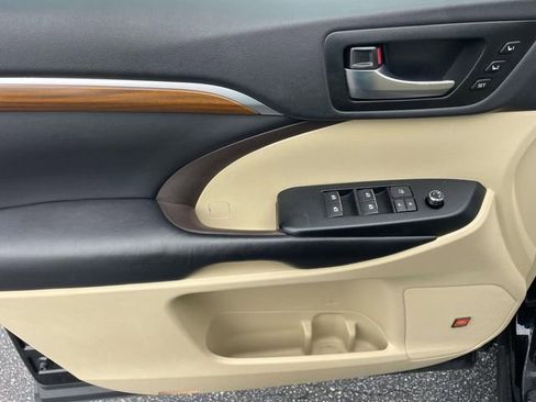 Used 2019 Toyota Highlander Limited FWD image 16