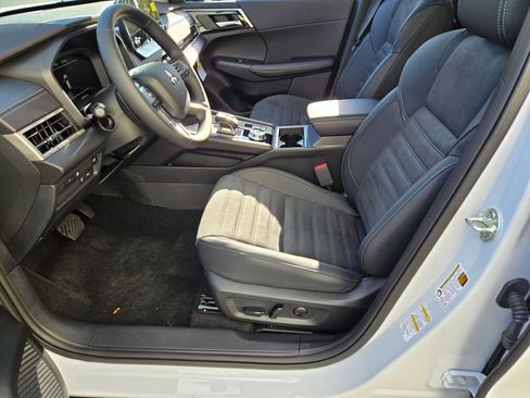 New 2025 Mitsubishi Outlander SE image 15