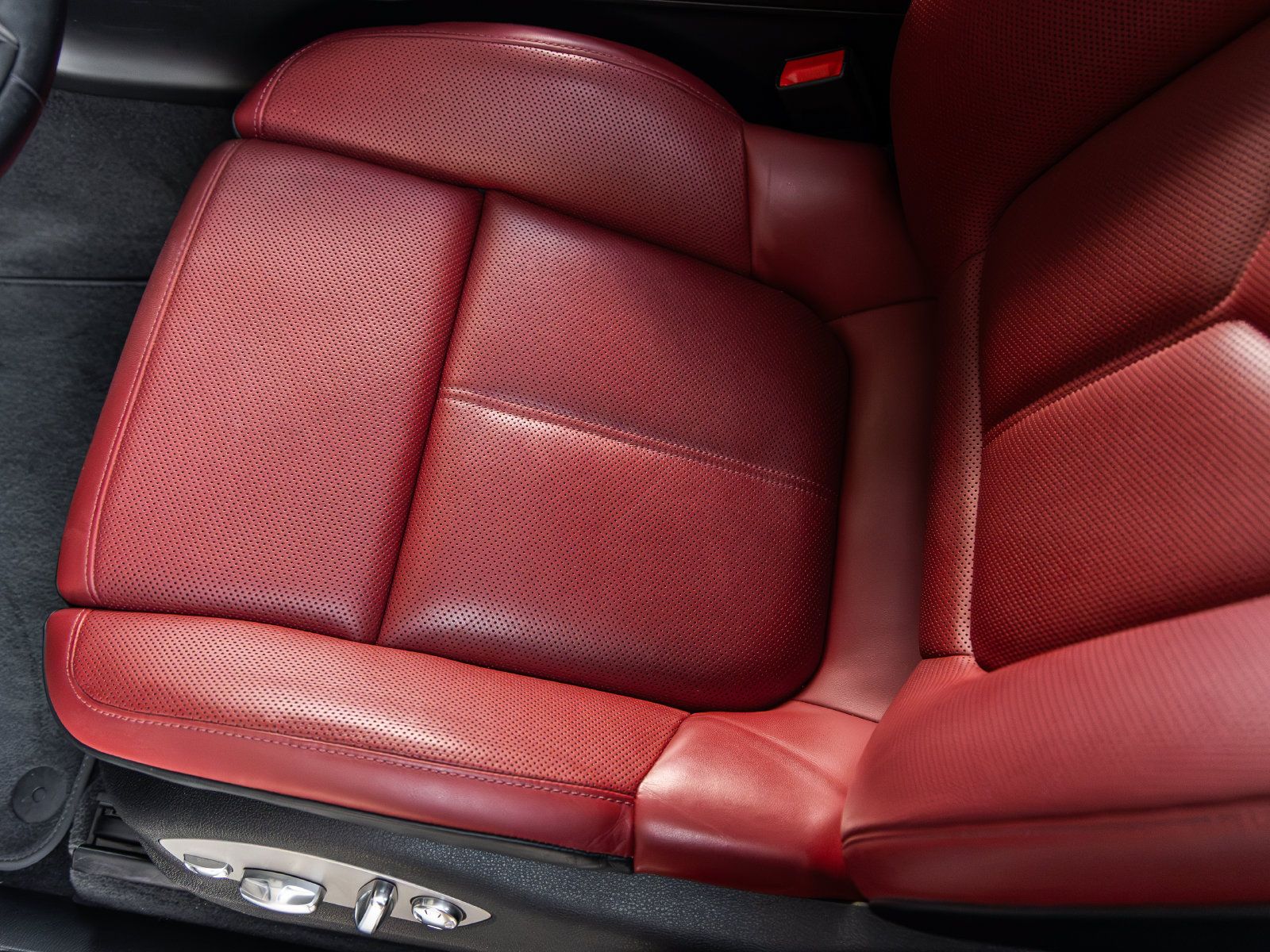 Certified 2023 Porsche Macan AWD/4WD image 26