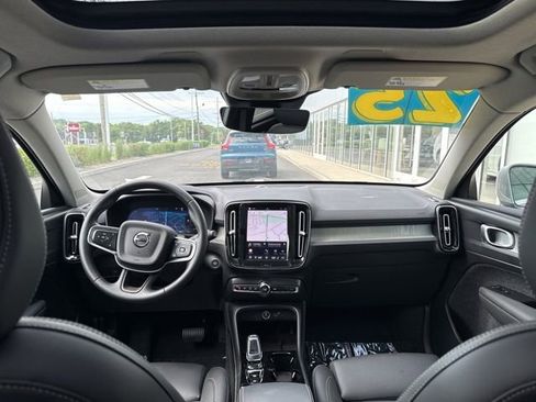 Certified 2025 Volvo XC40 B5 Plus AWD/4WD image 18