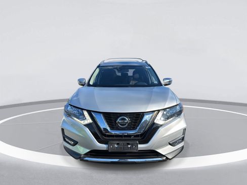 Used 2020 Nissan Rogue SV image 2