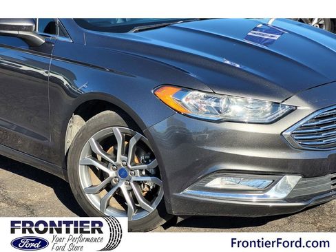 Used 2017 Ford Fusion SE w/ Equipment Group 201A image 4