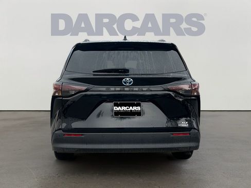 Used 2024 Toyota Sienna XLE image 6