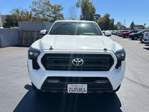 Used 2025 Toyota Tacoma SR5 AWD/4WD image 5