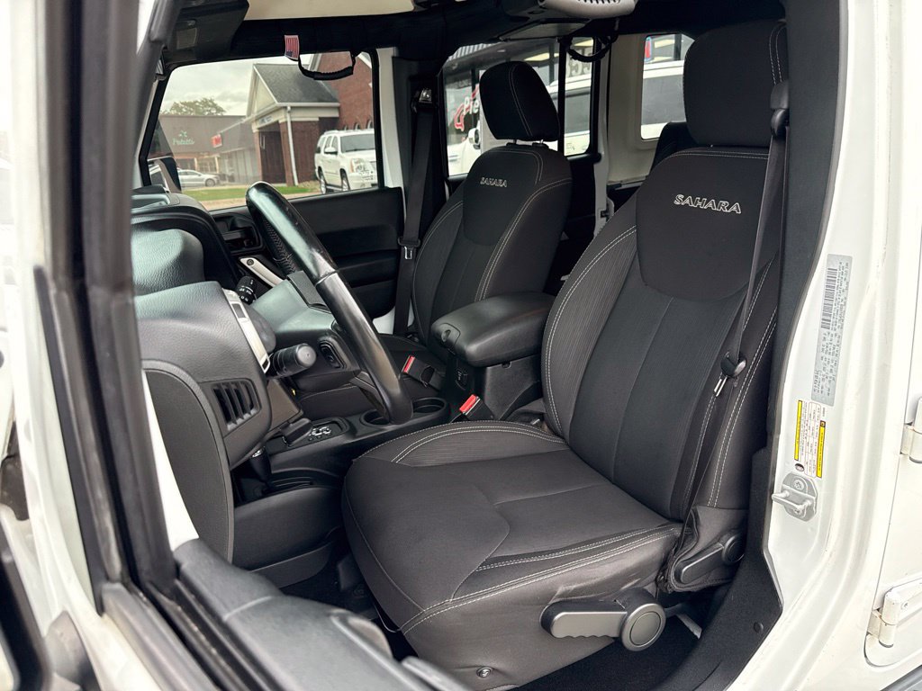 Used 2018 Jeep Wrangler Unlimited Sahara w/ Connectivity Group AWD/4WD image 2