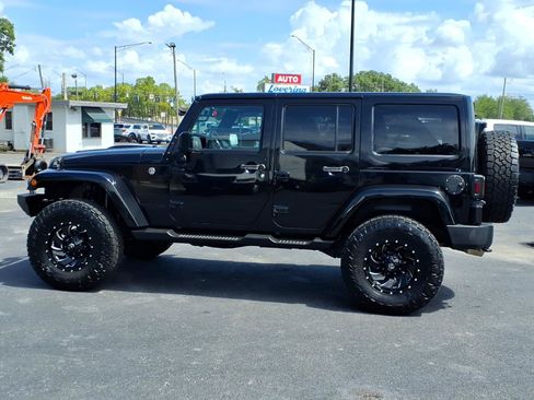 Used 2018 Jeep Wrangler Unlimited Sahara AWD/4WD image 2