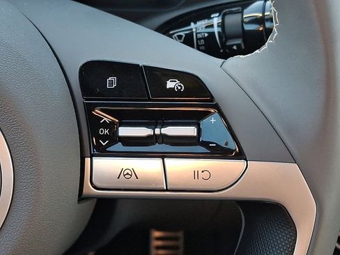 Certified 2025 Hyundai Elantra Sport image 22