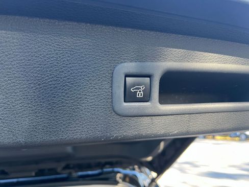 Used 2025 Toyota Sienna XLE image 17