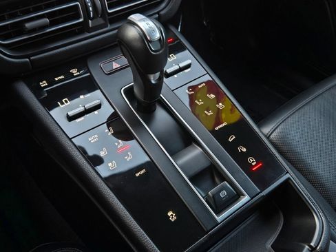 Used 2024 Porsche Macan AWD/4WD image 21