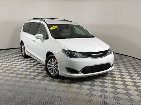 Used 2018 Chrysler Pacifica Touring-L FWD image 2