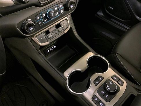 Used 2023 GMC Terrain Denali w/ Black Diamond Edition image 17