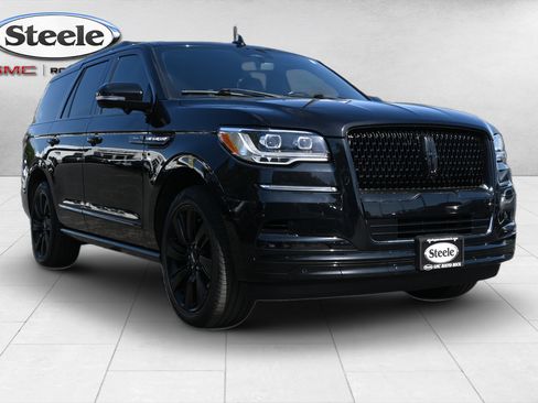Used 2023 Lincoln Navigator Reserve AWD/4WD image 3