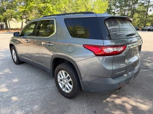 Used 2020 Chevrolet Traverse LT FWD image 3