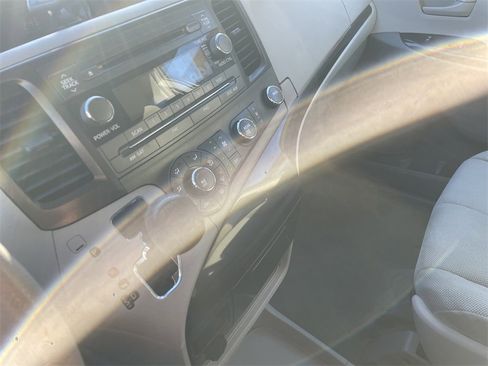 Used 2011 Toyota Sienna image 19