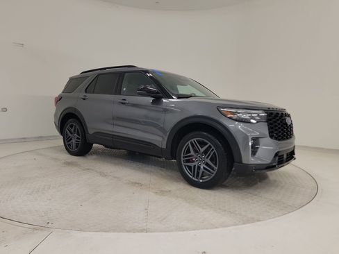 Used 2025 Ford Explorer ST-Line w/ ST-Line Street Pack image 5