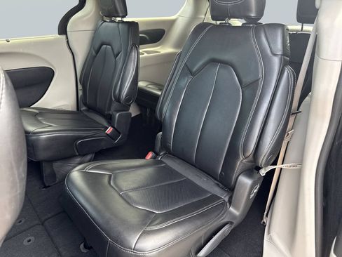 Used 2023 Chrysler Pacifica Touring-L FWD image 30