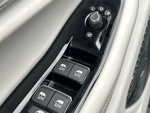 Used 2022 Jeep Grand Cherokee Overland w/ Advanced Protech Group III image 18