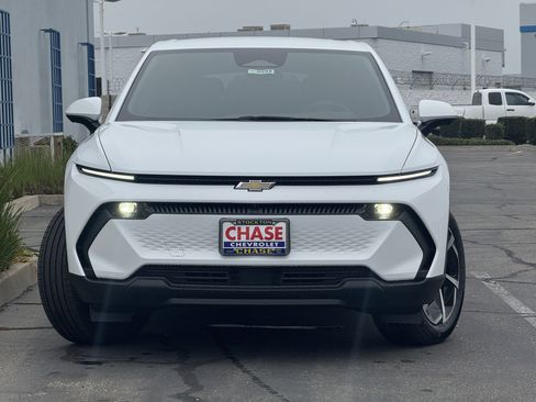 New 2026 Chevrolet Equinox EV LT image 2