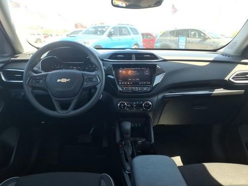 Used 2022 Chevrolet TrailBlazer LT w/ Convenience Package FWD image 11