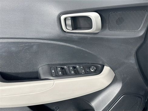 Used 2023 Hyundai Venue SEL image 23